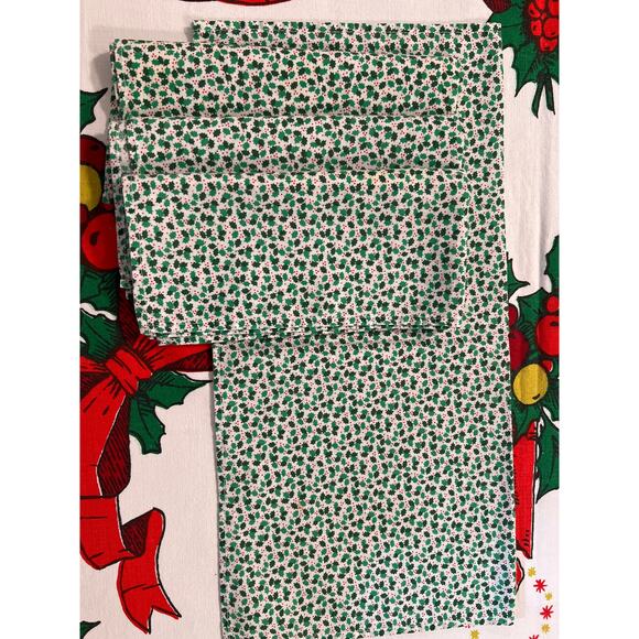 Green Holly Christmas Cloth Napkins Set of 4 - Picture 2 of 5